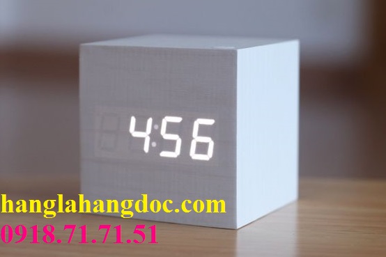 Đồng hồ gỗ hình vuông chữ số LED trắng