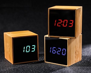 Đồng hồ led xanh/ đỏ để bàn cục gỗ vuông version 2 (nền đen)