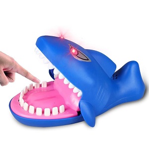 Đồ chơi khám răng cá mập cắn tay (cỡ đại) có đèn & âm thanh độc đáo (cỡ lớn)
