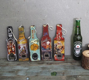 Khui bia gỗ hình chai bia có dây treo tường tiện dụng & độc đáo