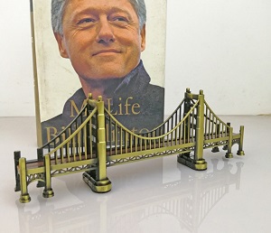 Mô hình cầu cổng vàng (Golden gate bridge) trang trí độc đáo (18x2,5x6,5cm)
