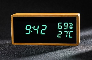 Đồng hồ hình chữ nhật cỡ trung, version 2 (nền đen, gỗ tre), 3 thông số