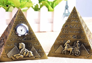 Mô hình Kim tự tháp Ai Cập thu nhỏ, có đồng hồ để bàn