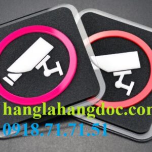 Bảng mica 3D dán tường cảnh báo có camera giám sát