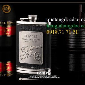 Bình tông inox bỏ túi 240ml Honest bọc da, logo súng máy Soviet