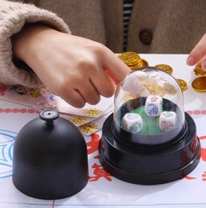 Đồ chơi lắc bầu cua kiêm lắc tài xỉu dùng pin, đảm bảo công bằng