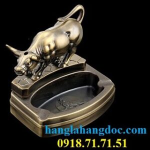 Gạt tàn phòng khách có hộp quẹt hình con Trâu