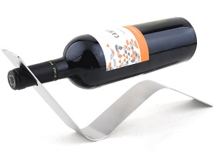 Giá để rượu lơ lửng, thanh thép uốn lượn lạ mắt IX03
