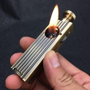 Hộp quẹt dùng xăng Dolphin HY 669, lửa ngang độc đáo