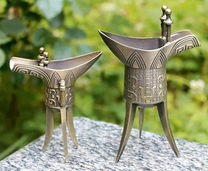 Ly rượu đồng 3 chân giả cổ Trung Quốc, phong cách nhà Tần (cỡ đại cao 13.5cm)