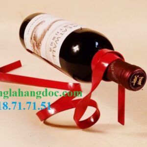 Ruy băng đỡ chai rượu vang bay lơ lửng