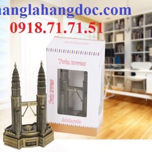 Tòa tháp đôi Petronas cao 18cm, biểu tượng của Malaysia